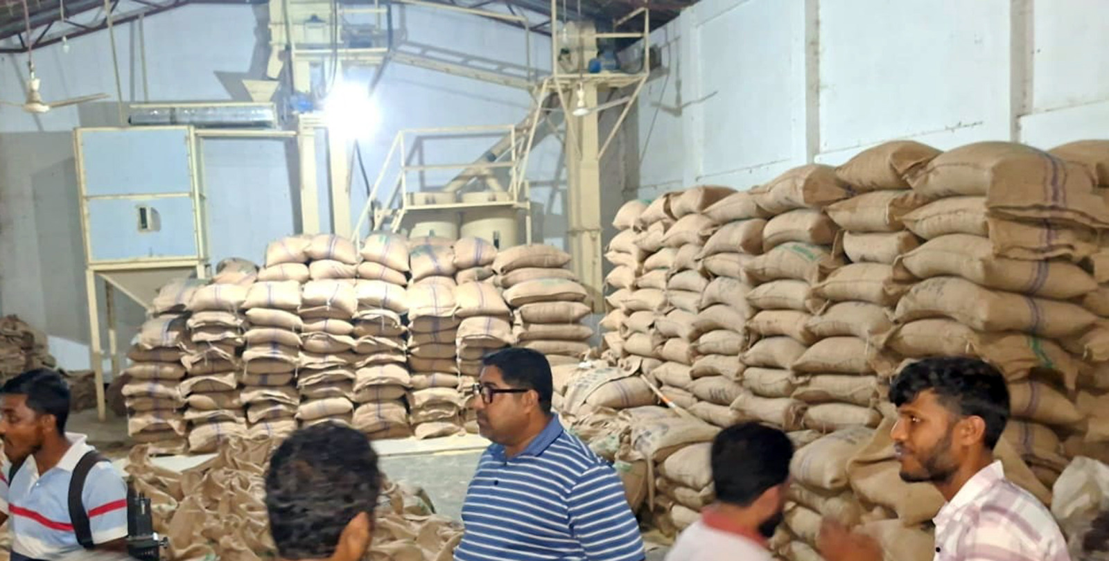 শেরপুরে বিপুল পরিমাণ সরকারি চাল জব্দ, কারবারি আটক